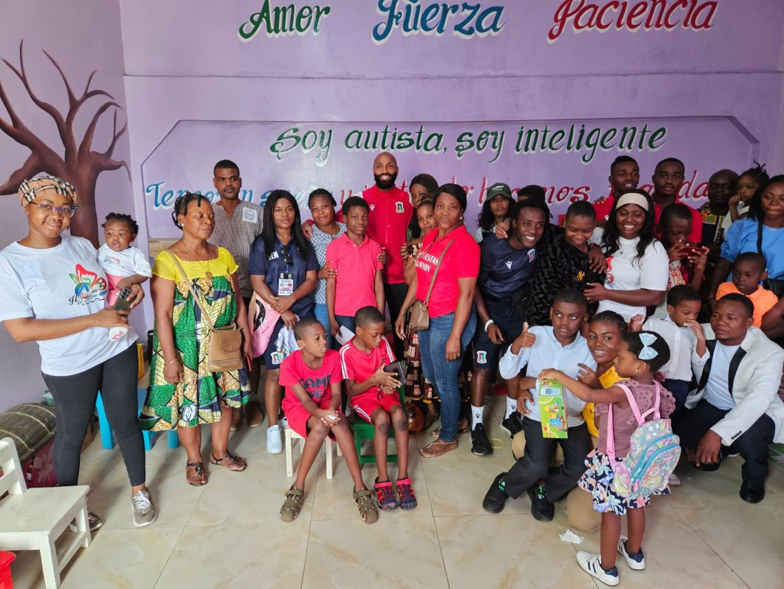 Emilio Nsue visita la Asociación ´Hablemos del Autismo GE´ en Guinea Ecuatorial